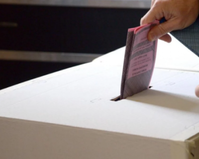 Votuesi rrëfen një vrasje në fletën e votimit, por policia befasohet nga ajo që zbulon