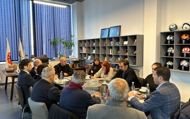 Deputet e Kuvendit të Kosovës vizitojnë FFK-në, diskutohet për Ligjin e Sponsorizimit