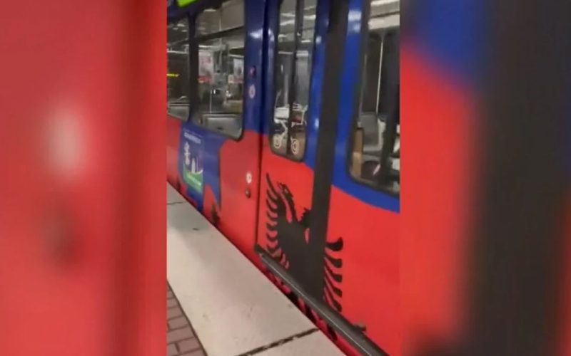Metroja në Dyseldorf zbukurohet me flamujt kuq e zi për nder të kombëtares së Shqipërisë