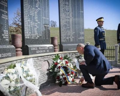 Haradinaj kujton betejën e Pozharit dhe masakrën e Izbicës: Dëshmi të dhembjes e vuajtjes, krenarisë e heroizmit