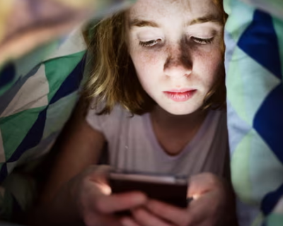 Ndaloni fëmijët të përdorin telefona inteligjentë deri në moshën 13 vjeç, thotë raporti francez