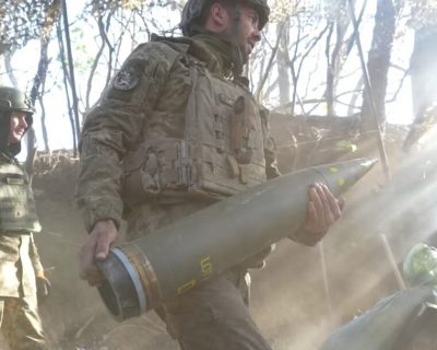 Artiljerët ukrainas në pritje të predhave amerikane për “armën më të mirë”