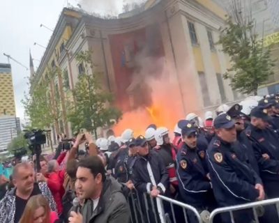 Opozita hodhi molotov para Bashkisë, ShBA-BE-Britani: Dënojmë aktet e dhunës