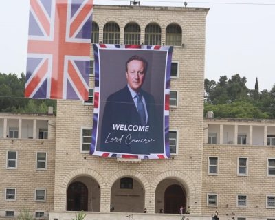 Vizita e David Cameron në Shqipëri, shpaloset posteri gjigant i Sekretarit të Jashtëm të Britanisë te Politekniku