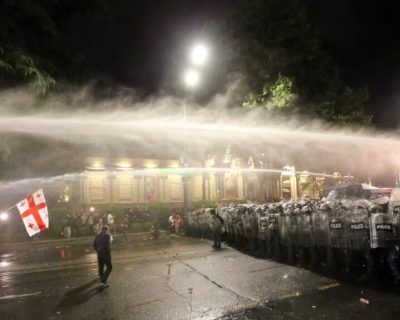 Policia gjeorgjiane shtyp protestat kundër ligjit për “agjentët e huaj”