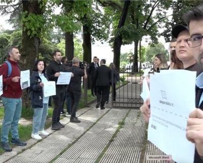 Tiranë, gazetarët protestojnë para Kuvendit për sulmet ndaj tyre dhe për cenimin e lirisë së shprehjes