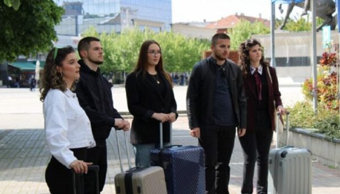 Të rinjtë e PDK-së me valixhe protestojnë para qeverisë më 1 maj