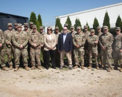 Hovenier takohet me ushtarët amerikanë të dislokuar në Kosovë, informohet për kontributin e ShBA’së në aktivitetet e KFOR
