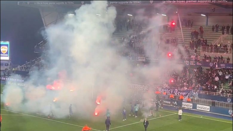 Kaos në Francë: Tifozët dhe lojtarët e klubit hodhën fishekzjarrë kundër njëri-tjetrit, për shkak të kësaj ata do të bien nga liga