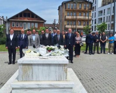 Kurti bën homazhe te varri i heroit Bahri Fazliu, në 26-vjetorin e rënies së tij