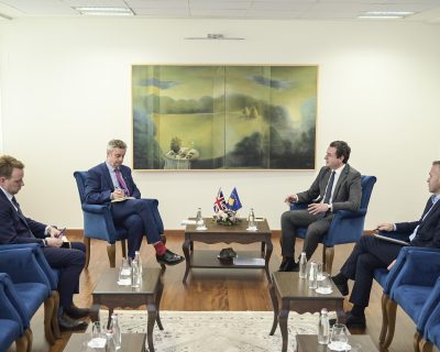 Kurti takoi ambasadorin e Mbretërisë së Bashkuar, anëtarësimi i Kosovës në KiE ishte temë e diskutimit