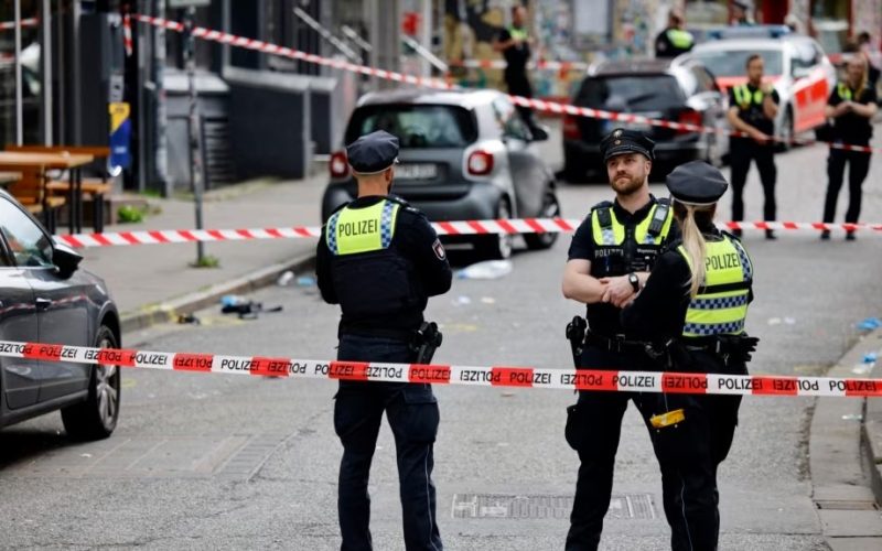 Policia shtie ndaj një person që kërcënoi me sëpatë në paradën e tifozëve në EURO 2024 në Hamburg