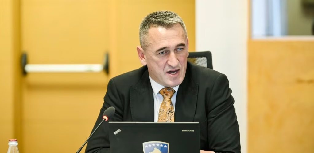 Rashiq kundër Vuçiqit, por në konflikt me narrativin për Kosovën