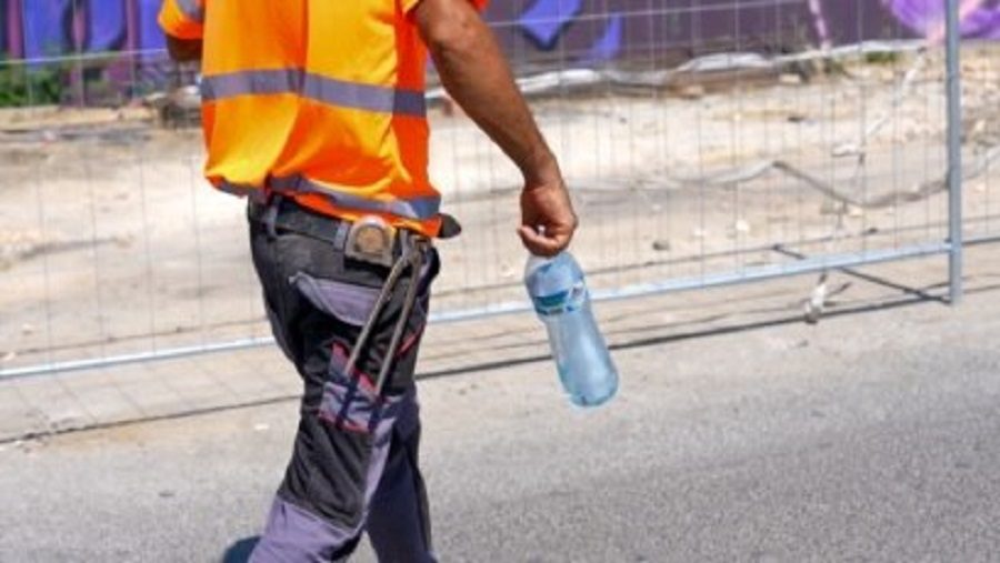 I nxehti sfidon punëtorët e ndërtimit, kërkohen masa për mbrojtjen e tyre