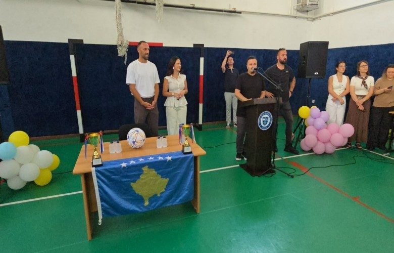 Vedat Muriqi u takua me nxënësit në Prizren
