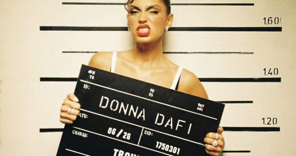 Donna Dafi publikon videoklipin më të ri “Trouble”, që po tërheq vëmendjen e publikut dhe premton të bëjë bujë këtë verë