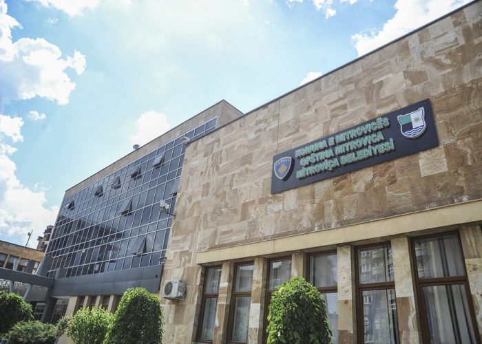 “Ja një verison …”, Komuna e Mitrovicës publikon gabimisht tekstin e ChatGPT-së në njoftim