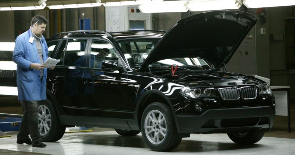 BMW të paautorizuara: Si po ndërtohen makina luksoze nga pjesë të mbetura në Rusi