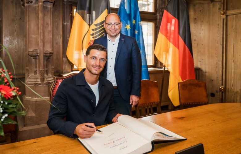Boksieri Ardian Krasniqi nënshkruhet në Librin e Artë të Rottweil