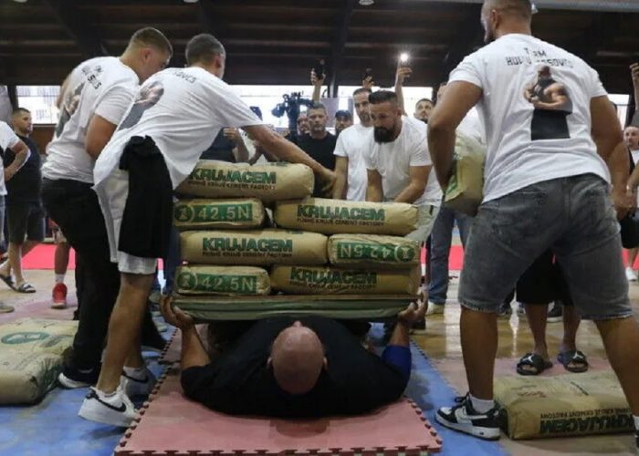 “Hulku i Kosovës” thyen rekordin Guiness për mbajtjen e peshës më të rëndë mbi trup
