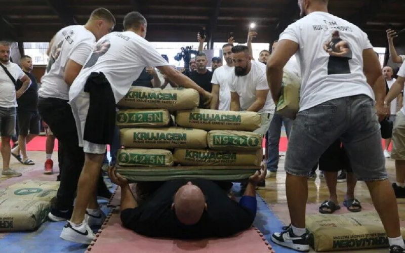 “Hulku i Kosovës” thyen rekordin Guiness për mbajtjen e peshës më të rëndë mbi trup