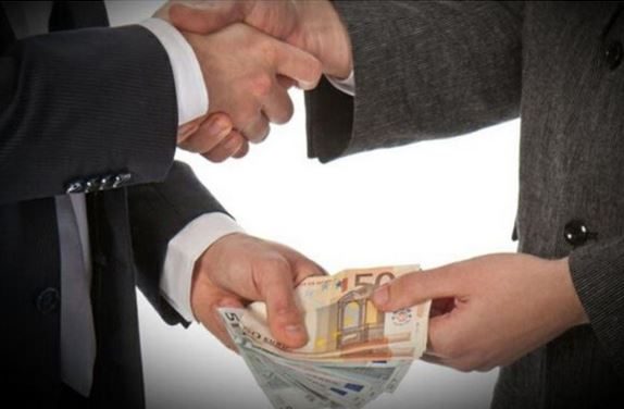 Zyrtari në Kaçanik i kërkon 600 euro qytetarit për t’i ‘kryer punë’, përfundon në pranga
