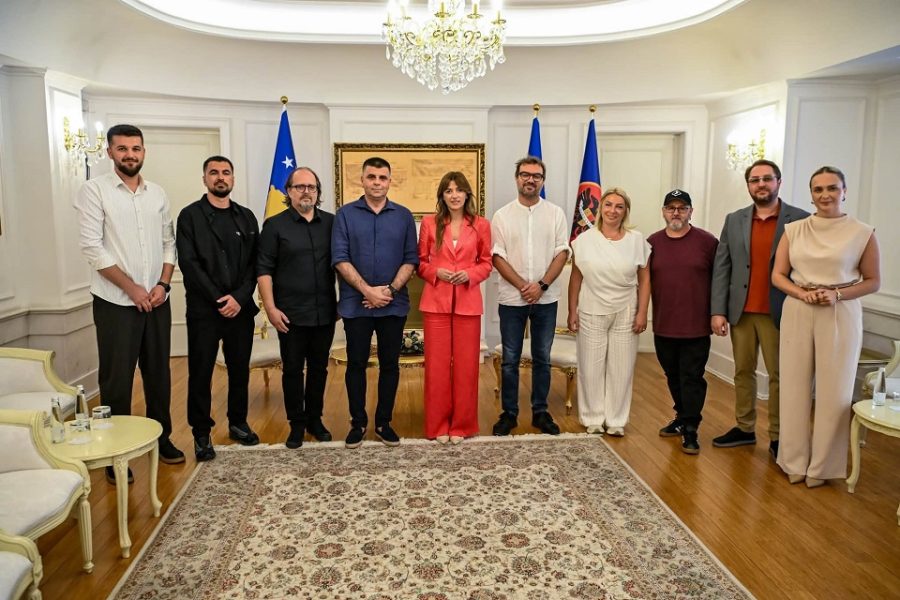 Haxhiu dekoron grupin “Marigona” për kontributin në muzikën rock të Kosovës