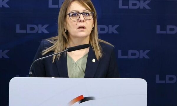 Hykmete Bajrami dorëzon kallëzim penal për gjendjen në deponinë e Sferkës në Pejë