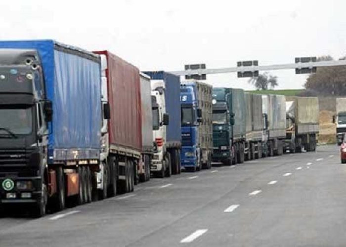 Kamionët mbi 20 tonë nuk lejohen në autoudhë, ja orari i ndalimit