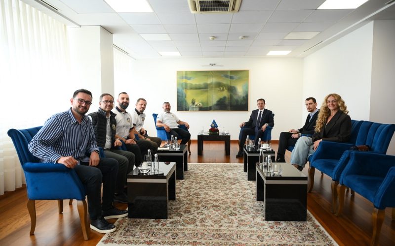 Kurti pret delegacionin e ‘Vespa Club’, flasin për festivalin në shtator