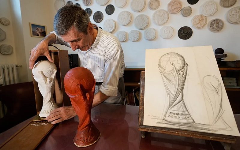 Kush e krijoi trofeun e Kupës së Botës? Historia e skulptorit italian Silvio Gazzaniga