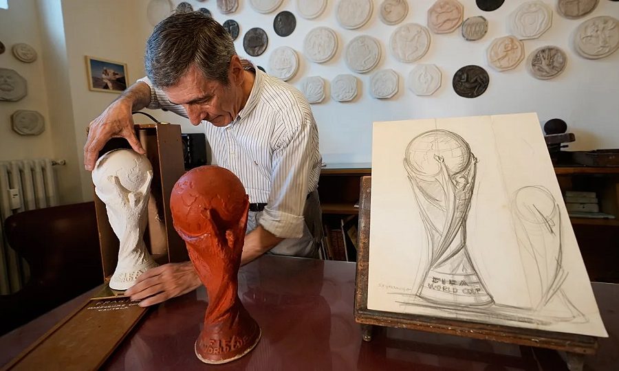 Kush e krijoi trofeun e Kupës së Botës? Historia e skulptorit italian Silvio Gazzaniga